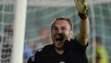 VAS01. SOFÍA (BULGARIA), 27/08/2014.- El guardameta del Ludogorets Cosmin Moti celebra su victoria en penaltis ante el Steaua Bucarest hoy, miércoles 27 de agosto de 2014, durante un partido clasificatorio a la Liga de Campeones de la UEFA en Sofía (Bulgaria). EFE/VASSIL DONEV