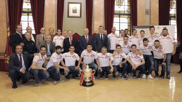 El alcalde de Murcia José Ballesta (c-d), acompañado por el presidente del grupo Fuertes, Tomás Fuertes (c-i) y el presidente del Club Jose Antonio Bolarín (c), y los jugadores de ElPozo.