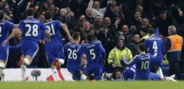 1-0. Chelsea-Everton. Willian celebró el gol con sus compañeros.