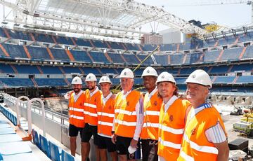 Carvajal, Nacho, Lucas, Ancelotti, Alaba, Modrić y Pinuts posan en la parte baja del estadio.