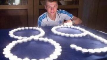 GESTO. Kroos enciende unas velas en homenaje a la ciudad de Leipzig.