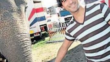 <b>ILUSIONADO. </b>Javi González, nuevo futbolista del Hércules, posa para AS con un elefante de un circo de Bilbao.