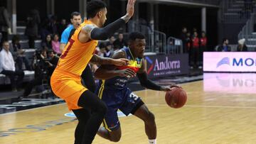 GRAF3850. ANDORRA LA VELLA, 07/11/2018.- El base canadiense del MoraBanc Dylan Ennis (d) conduce el balón ante Zach Auguste, ala-pívot estadounidense del Galatasaray, durante el partido de la sexta jornada de la Eurocopa que enfrenta al Mora