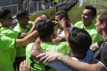Colo Colo celebra el primer gol de Felipe Flores.
