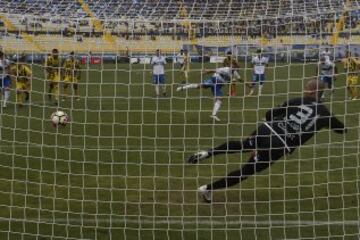 Futbol, Everton vs Universidad Catolica. 
Segunda fecha, campeonato de Clausura 2016/17.
El jugador de Universidad Catolica  Diego Buonanotte, convierte un gol contra Everton durante el partido de primera division disputado en el estadio Sausalito de Via del Mar, Chile.
12/02/2017
Marcelo Hernandez/Photosport
*************

Football, Everton vs Universidad Catolica.   Second date, Closure Championship 2016/17.
Universidad Catolica's player Diego Buonanotte,  scores against Everton during the first division football match held at the Sausalito stadium in Via del Mar, Chile.
12/02/2017.
Marcelo Hernandez/Photosport