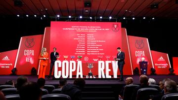 LAS ROZAS (MADRID), 24/10/2022.- Momento del sorteo la primera eliminatoria de la Copa del Rey, que se disputar¨¢ el fin de semana del 12 y 13 de noviembre bajo el formato de eliminatorias a partido ¨²nico y ya con la participaci¨®n de 16 equipos de LaLiga Santander, este lunes en la Ciudad del F¨²tbol de Las Rozas (Madrid). EFE/ Rodrigo Jimenez