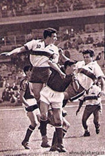 El título que lograron en 1961 los cruzados tuvo como hombre clave al centroatacante argentino, quien convirtió 21 goles y lideró a la UC en el importante logro.