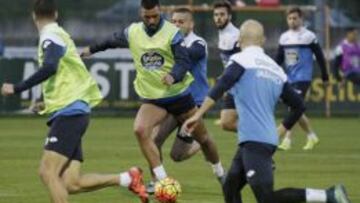Medunjanin (c) durante un entrenamiento con el Deportivo.