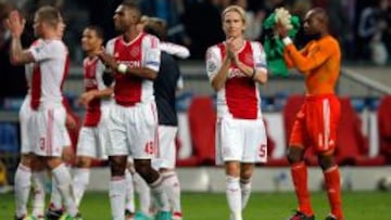 Christian Poulsen y Ryan Babel agradecene l apoyo del público al final del choque.