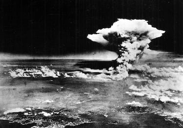 Estados Unidos lanzó dos bombas nucleares sobre Japón, causando una destrucción sin precedentes y precipitando la rendición japonesa, iniciando la era nuclear.