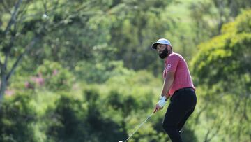 El golfista espa?ol Jon Rahm golpea la bola durante la jornada final del Sentry Tournament of Champions en el Plantation Course del Kapalua Golf Club de Lahaina, Hawaii.