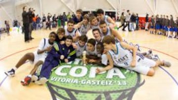 Los Infantiles del Real Madrid celebraron su t&iacute;tulo de la Minicopa 2013 conquistado ante el Barcelona en el BAKH de Vitoria