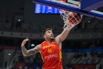 Entrada a canasta de Juancho Hernangomez durante el encuentro frente a la selección iraní.