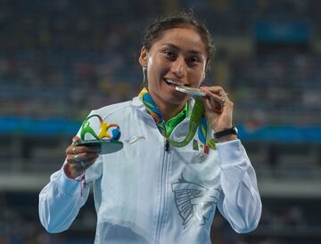 María Guadalupe González sorprendió al mundo entero en los Juegos Olímpicos de Río 2016 en la prueba de marcha 20 km. Todo el país la volteó a ver cuando en una auténtica hazaña consiguió llegar en segundo lugar y llevarse la medalla de plata de manera agónica cuando ni siquiera estaba considerada como una de las favoritas para ganar medalla. 

