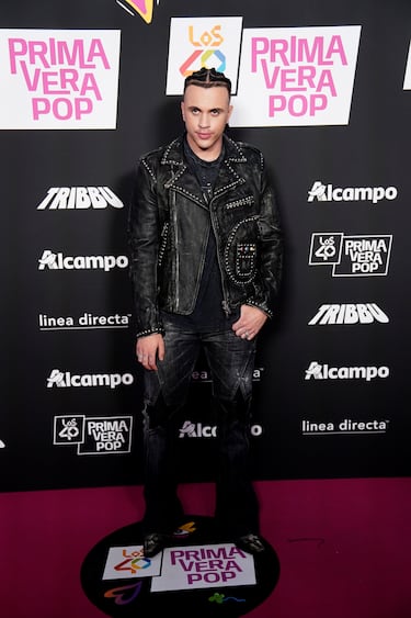El cantante Samurai Jay posa en la alfombra roja de LOS40 Primavera Pop.
