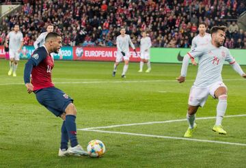 Norway's defender Omar Elabdellaoui (L) and Spain's defender Juan Bernat vie for the ball during the Euro 2020 qualifying football match Norway v Spain in Oslo, Norway on October 12, 2019. (Photo by Terje Pedersen / NTB Scanpix / AFP) / Norway OUT