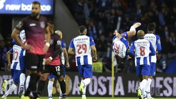 Porto&#039;s Brazilian defender Felipe (3R) celebrates after scoring a goal  during 