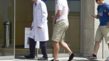 <b>DIRECTO A VITORIA. </b>Nadal, a su entrada a la Clínica La Esperanza a las doce de la mañana de ayer.