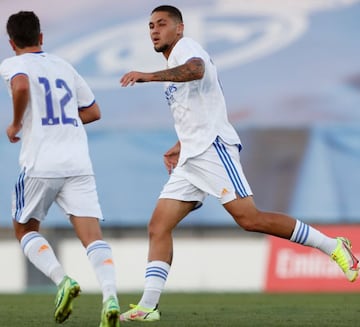 Óscar Aranda celebra un gol con el Castilla.