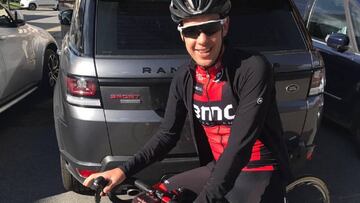 Richie Porte posa sobre su bicicleta antes de salir a rodar en carretera tras su dura ca&iacute;da en el Tour de Francia.