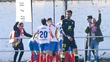 Los jugadores del Barbastro, celebrando el gol que supone la eliminaci¨®n del Almer¨ªa.