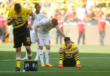 El empate ante el Mainz, unido a la victoria del Bayern en Colonia, dejó al Dortmund sin título ante su afición pese a que dependían de sí mismos.  Los jugadores, desolados al final del encuentro.