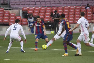 ¡Cayó Messi dentro del área en una acción con Casemiro!