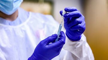 Un sanitario inyecta la vacuna contra la Covid-19