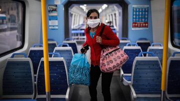 AME5581. BUENOS AIRES (ARGENTINA), 24/04/2020.- Una mujer con tapabocas viaja en un tren a la estaci&oacute;n ferroviaria de Constituci&oacute;n en la Ciudad de Buenos Aires (Argentina), hoy viernes, d&iacute;a en que se espera que el gobierno anuncie la extensi&oacute;n del aislamiento preventivo social y obligatorio. EFE/Juan Ignacio Roncoroni