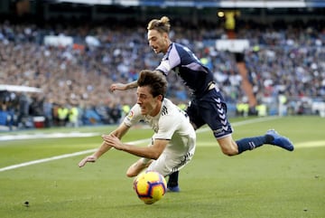El jugador del Real Madrid Odriozola se va al suelo. 