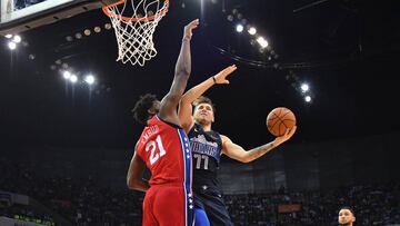 Luka Doncic lanza ante la defensa de Joel Embiid.