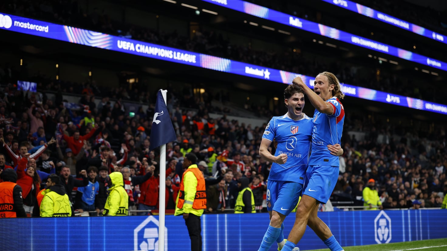 Juan Musso celebrando una parada importante durante un partido de Champions League.
