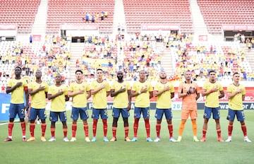 La Selección Colombia canta el himno antes de enfrentar a Arabia Saudita en el Nueva Condomina de Murcia, España.