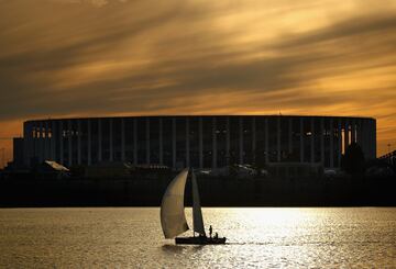 Vista general del Estadio de Nizhny Nóvgorod al atardecer. Una embarcación surca las aguas del río Volga que baña a esta ciudad al oeste de Moscú. 