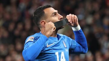 London (United Kingdom), 10/10/2024.- Vangelis Pavlidis of Greece displays his black armband in memory of George Baldock as he reacts after scoring his teams first goal during the UEFA Nations League match between England and Greece in London, Great Britain, 10 October 2024. (Gran Bretaña, Grecia, Reino Unido, Londres) EFE/EPA/ANDY RAIN