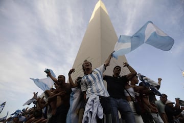 Miles de aficionados celebran en Buenos Aires el pase a la final del Mundial de Qatar 2022.