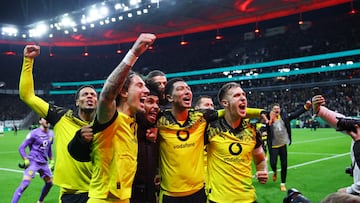 Jobe Bellingham celebra la clasificación con sus compañeros.