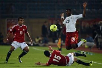 Egipto-Ghana. Mohamed Naguib trata de frenar a Kwadwo Asamoah.