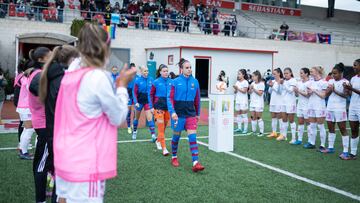 Las jugadoras del Madrid CFF hacen el pasillo y aplauden a las jugadoras del FC Barcelona tras proclamarse campeonas del título liguero 2021/2022.