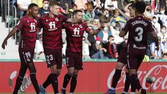 ELCHE (ALICANTE), 10/04/2022.- El delantero de la Real Sociedad Alexander Sorloth (2-i) celebra con sus compa&ntilde;eros tras marcar ante el Elche, durante el partido de Liga en Primera Divisi&oacute;n que disputan este domingo en el estadio Mart&iacute;