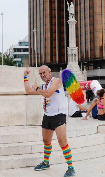 Un participante momentos antes del inicio de la "Carrera por la Diversidad", prueba organizada por primera vez con motivo de la celebración del Worldpride en Madrid.  