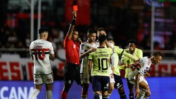 AMDEP8715. SAO PAULO (BRASIL), 31/08/2023.- Alexander Alvarado (c) de Liga recibe tarjeta roja por parte del árbitro venezolano Alexis Hernández hoy, en un partido de los cuartos de final de la Copa Sudamericana entre Sao Paulo y Liga de Quito en el estadio Morumbi en Sao Paulo (Brasil). EFE/ Isaac Fontana
