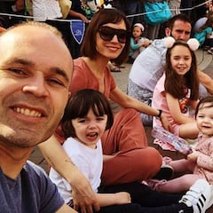 Iniesta sorprende a su familia en su descanso con la selección
