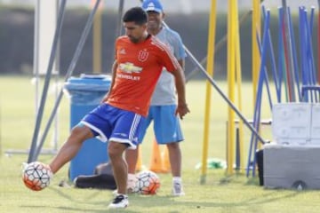 El jugador de Universidad de Chile David Pizarro controla el balon durante la practica matutina en el CDA de Santiago, Chile.