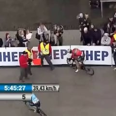 Bonifazio gana la etapa al sprint y... ¡frena contra las vallas!