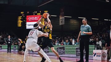 Aaron Doornekamp, ala-pívot del Lenovo Tenerife, ante el Cholet.