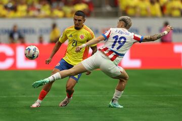 Daniel Muñoz, autor del primer gol de Colombia, disputado una pelota con Julio Enciso, extremo izquierdo de Paraguay.