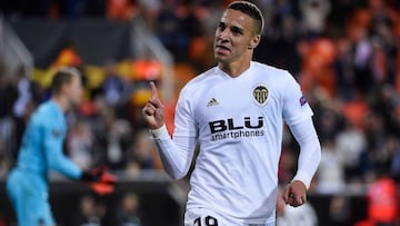 Rodrigo celebra un gol con el Valencia.