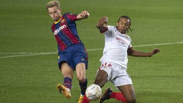 Frenkie de Jong, ante Kound&eacute; en el partido ante el Sevilla.