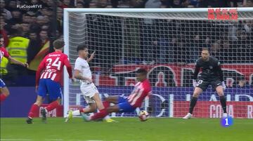 (Captura de televisión): El conjunto bilbaíno consiguío la victoria en el Metropolitano gracias a un gol de penalti que transformó Berenguer. La acción vino gracias a una durísima entrada de Reinildo sobre Prados. Los jugadores del Athletic reclamaron que el VAR no expulsase a Reinildo por la entrada.